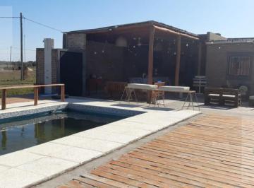 Casa · 69m² · 4 Ambientes · Casa con Quincho y Pileta en Loteo Caracol