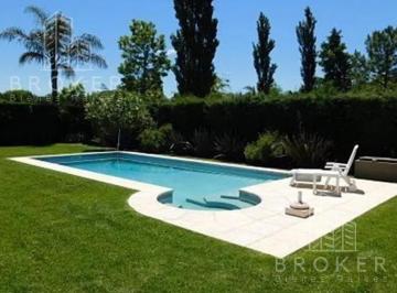 Casa · 245m² · 4 Ambientes · 2 Cocheras · Impecable Casa, 3 Dorm. con Pileta, Barrio Septiembre