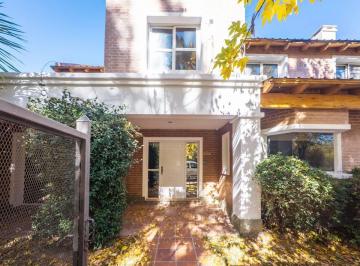 Casa · 263m² · 8 Ambientes · 1 Cochera · Alquiler de Casa en Barrio Manzanar Cipolletti