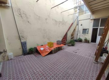 Casa · 216m² · 6 Ambientes · 1 Cochera · Venta/casa/6 Amb/lote Propio/pompeya/permuta