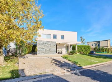 Casa · 250m² · 4 Ambientes · 2 Cocheras · Casa en Alquiler con Muebles en Los Lagos, Nordelta, Tigre