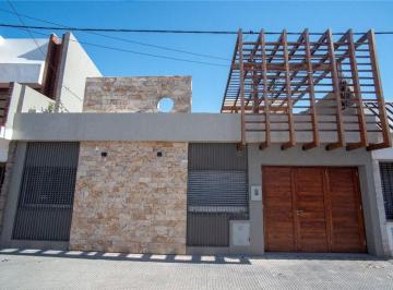 Casa · 115m² · 4 Ambientes · 1 Cochera · Casa de 2 Dorm. con Cochera