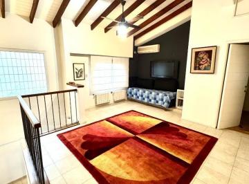Casa · 203m² · 6 Ambientes · 1 Cochera · Casa en Venta Sobre Lote de 10 X 15