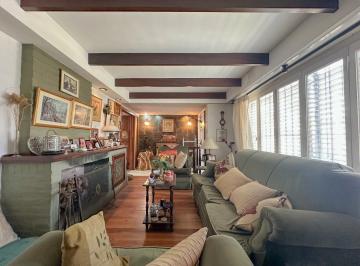 Casa · 209m² · 5 Ambientes · 1 Cochera · Casa en Venta en Lanús Este con Patio