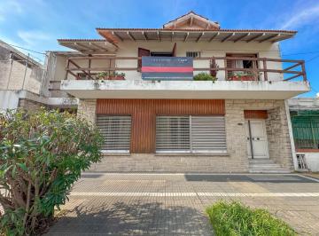 Casa · 209m² · 5 Ambientes · 1 Cochera · Casa en Venta en Lanús Este con Patio