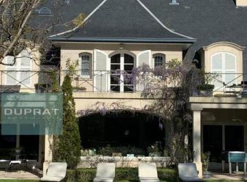 Casa · 436m² · 4 Dormitorios · Espectacular Casona de Estilo con Seguridad, Tenis y El Mejor Gusto y Jardin!