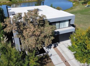 Casa · 370m² · 6 Ambientes · 1 Cochera · Espectacular Casa con Salida a La Laguna!