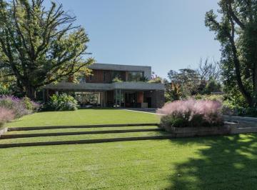 Casa · 900m² · 7 Ambientes · 3 Cocheras · Casa en San Isidro