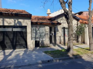 Casa · 111m² · 3 Ambientes · 2 Cocheras · Lindo Chalet Reciclado a Nuevo