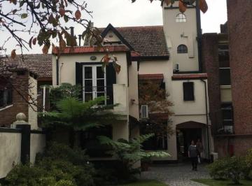 Casa · 412m² · 5 Dormitorios · Encantadora Casa Inglesa con Buenos Detalles y Buen Jardin!