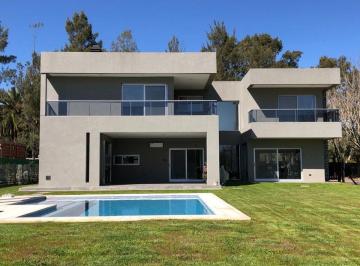 Casa · 294m² · 9 Ambientes · 4 Cocheras · Excelente Propiedad con Detalles de Alta Categoria