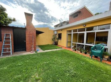 Casa · 136m² · 4 Ambientes · 1 Cochera · Casa Dos Dorm., Jardín, B° Belgrano Venta