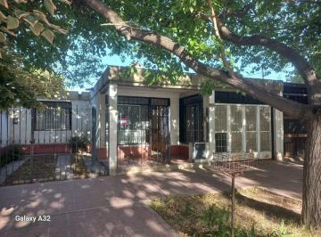 Casa · 104m² · 4 Ambientes · 2 Cocheras · Venta de Casa Familiar, bo Cementista 1 Ls. Hs.