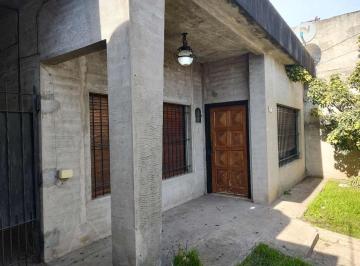 Casa · 98m² · 4 Ambientes · 1 Cochera · Venta Casa 3 Amb Amplios con Cochera Jardin Merlo