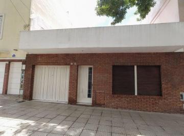 Casa · 139m² · 3 Ambientes · 1 Cochera · Casa 3amb a Refaccionar