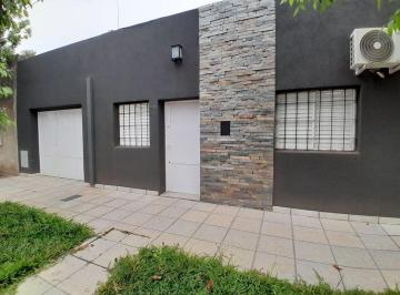 Casa · 117m² · 4 Ambientes · 2 Cocheras · Venta Casa 2 Dorm, Cochera y Patio Refaccionada