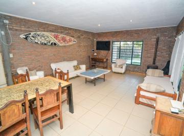 Casa · 220m² · 3 Ambientes · 2 Cocheras · Casa Moderna de 2 Dorm. y Pileta en Arroyo L