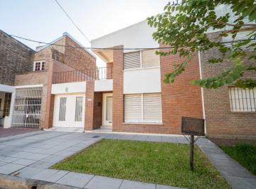 Casa · 249m² · 10 Ambientes · 1 Cochera · Venta Gran Casa de 4 Dorm., Patio y Pileta
