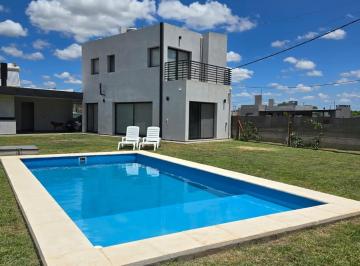Casa · 105m² · 3 Ambientes · 2 Cocheras · Casa 2 Dorm., Jardin y Pileta. Ibarlucea