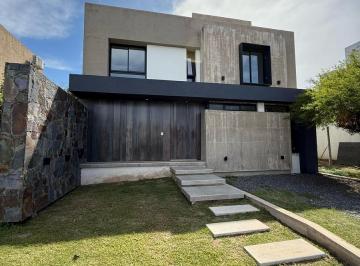 Casa · 180m² · 3 Ambientes · 2 Cocheras · Venta Casa en Terrazas de La Estanzuela!