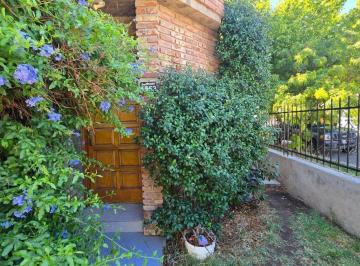 Casa · 203m² · 6 Ambientes · 1 Cochera · Casa 2 Dorm. en Venta