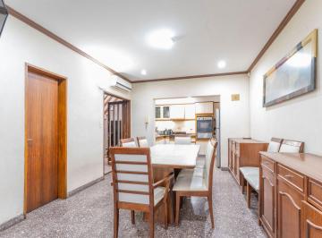 Casa · 252m² · 5 Ambientes · 2 Cocheras · Casa en Venta Quincho, Parrilla, Cochera P/2 Autos