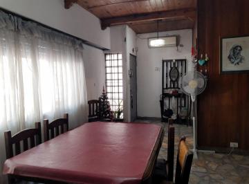Casa · 121m² · 3 Ambientes · 1 Cochera · Casa 3 Ambientes en Parque Avellaneda con Terraza