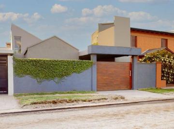 Casa · 147m² · 3 Ambientes · 2 Cocheras · Casa Venta City Bell 3 Dorm. Pileta Cochera