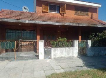 Casa · 71m² · 4 Ambientes · 1 Cochera · Casa en Venta 4 Ambientes con Garage Temperley