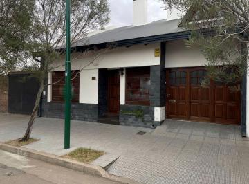 Casa · 250m² · 6 Ambientes · 1 Cochera · Casa en Calle 1 Nro. 1134