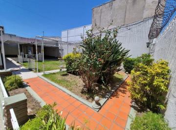 Casa · 90m² · 5 Ambientes · 1 Cochera · Se Vende Casa con Patio y Garaje en Bª Fomento