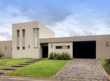 Casa · 190m² · 4 Ambientes · 2 Cocheras · Venta Casa Barrio Santa Clara Villanueva