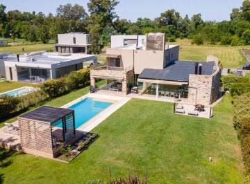 Casa · 298m² · 6 Ambientes · 1 Cochera · Casa en Venta en La Magdalena Canning 6 Ambientes