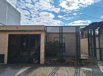 Casa · 100m² · 6 Ambientes · 1 Cochera · Casa de 3 Dormitoriios con Espacio Verde