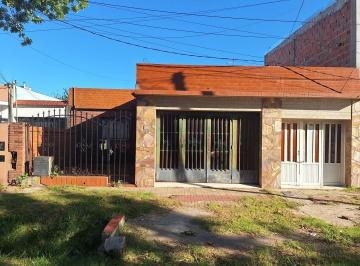 Casa · 1m² · 8 Ambientes · 3 Cocheras · Casa de 3 Dorm. - Casa Ideal 2 Familias Y/o Inversores