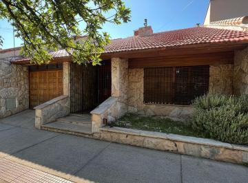 Casa · 180m² · 6 Ambientes · 1 Cochera · Casa Céntrica en Venta