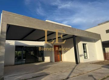 Casa · 180m² · 5 Ambientes · 2 Cocheras · Casa a La Venta en Alvear de Benavidez