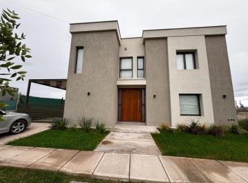 Casa · 204m² · 6 Ambientes · 2 Cocheras · Casa en Alquiler en Barrio Privado La Quebrada