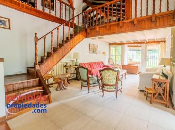 Casa · 254m² · 6 Ambientes · 2 Cocheras · Tradicional Chalet en Excelente Cuadra Semicortada.