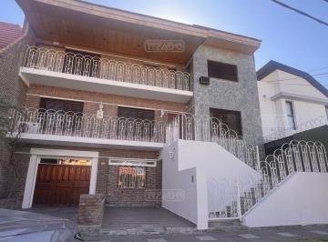 Casa · 4319m² · 16 Ambientes · 2 Cocheras · Casa Triplex en Alquiler en Neuquen Capital, Neuquén, Patagonia