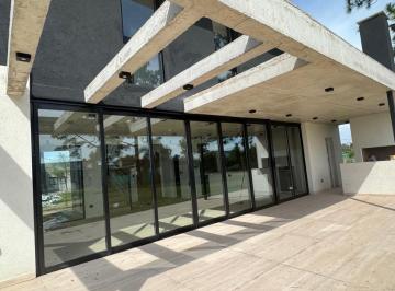 Casa · 166m² · 5 Ambientes · 1 Cochera · Casa Estilo Moderno en Venta - en El Ensueño