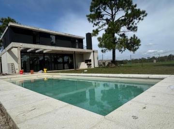 Casa · 166m² · 5 Ambientes · 1 Cochera · Casa Estilo Moderno en Venta - en El Ensueño