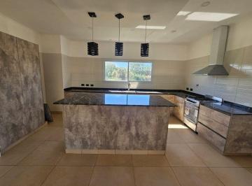 Casa · 200m² · 4 Ambientes · 2 Cocheras · Casa Venta 4 Ambientes San Roque Comarcas de Lujan