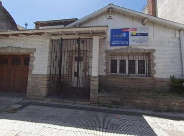 Casa · 230m² · 5 Ambientes · 1 Cochera · Nuevas Condiciones, Chalet Sobre Belgrano 1195 con Patio