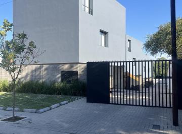 Casa · 160m² · 2 Ambientes · 2 Cocheras · ¡Venta! Casa en Qubic Housing - V. Belgrano - ¡Full Equipada!