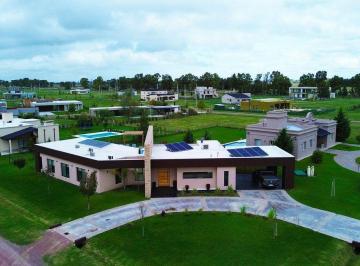 Casa · 230m² · 5 Ambientes · 2 Cocheras · Casa en Fincas Sporting