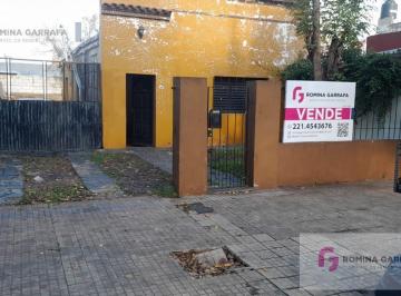 Terreno · 70m² · 3 Ambientes · 1 Cochera · Terreno en Venta en La Plata, con Casa a Demoler o Refaccionar.