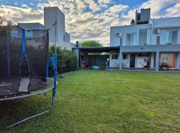 Casa · 270m² · 4 Ambientes · 4 Cocheras · Casa en Siete Soles