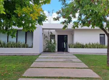 Casa · 230m² · 4 Ambientes · 2 Cocheras · Casa 4 Ambientes en Terravista