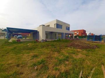 Casa · 85m² · 4 Ambientes · 5 Cocheras · Casa en Venta en Pilar del Este - Casas del Este
